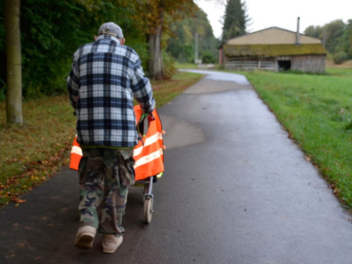 Alter Mann mit Rollator - von hinten
