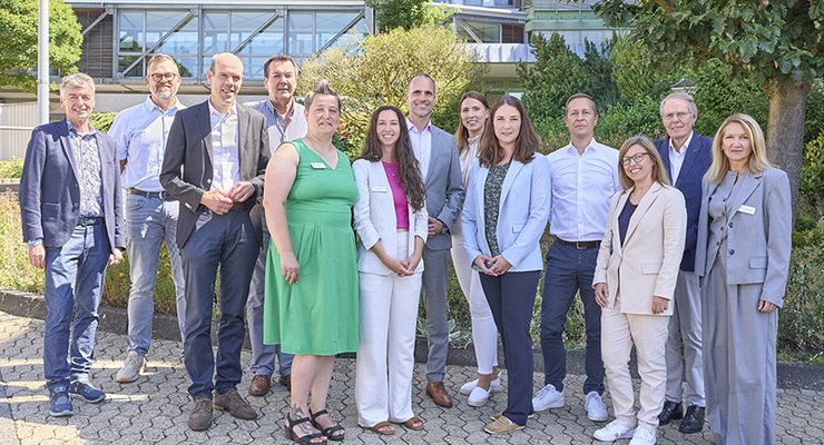 Gruppenbild anlässlich der Eröffnung der Hebammenzentrale in Simmern