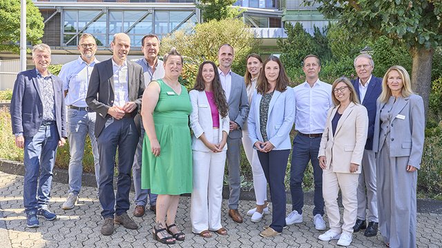 Gruppenbild anlässlich der Eröffnung der Hebammenzentrale in Simmern