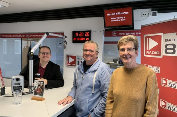 Interviewsituation im Radio-Studio von Antenne Bad Kreuznach: Zu Gast sind Heiner Trauthig und Doris Häfner-Kairo von der Wohnungslosenhilfe der Stiftung kreuznacher diakonie