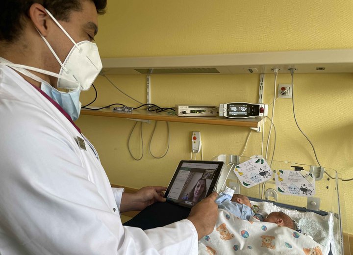 Kontakt zur Kinderintensivstation im Diakonie Krankenhaus über Tablet