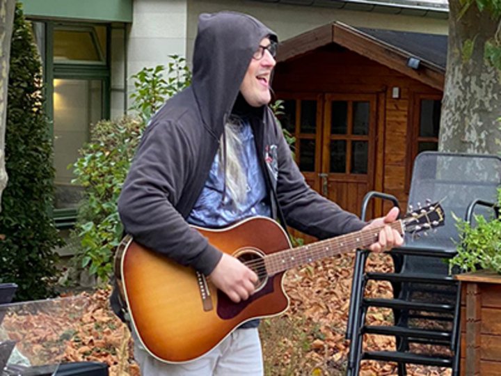 Mann mit Gitarre Draußen 