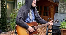 Mann mit Gitarre Draußen 
