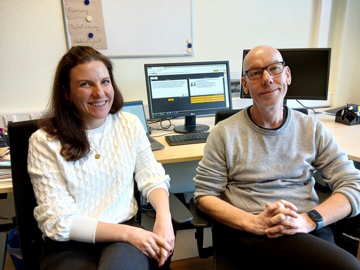 Frau und Mann, die eine App nutzen, um Texte in Leichter Sprache zu erstellen