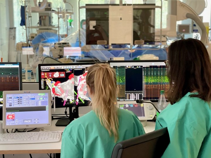 Zwei Frauen beobachten Monitore im Krankenhaus, Diakonie Krankenhaus Bad Kreuznach