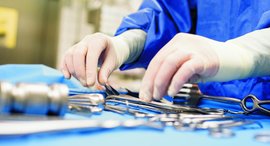 Hände mit Handschuhen 