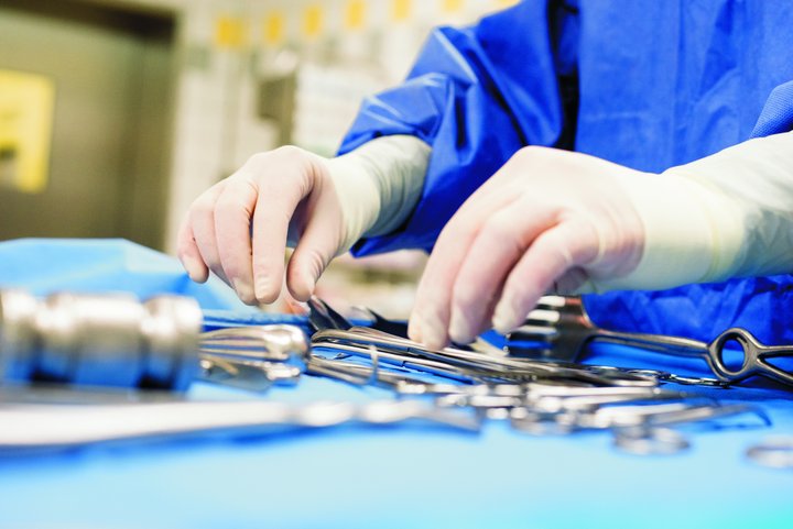 Hände mit Handschuhen 