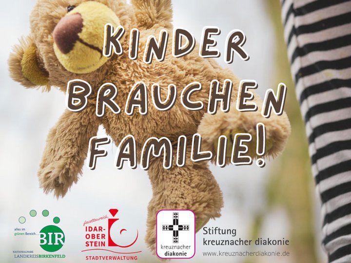 Kind mit Teddybär - Aufschrift: Kinder brauchen Familie, Einladung zu einer Infoveranstaltung in Idar-Oberstein am 24.02.2024