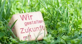 Würfel mit Aufschrift: Wir gestalten Zukunft mit