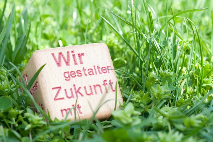 Würfel mit Aufschrift: Wir gestalten Zukunft mit