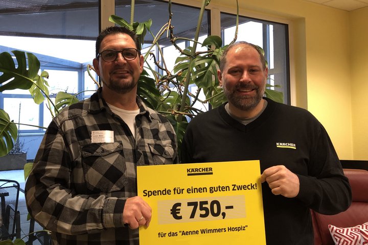 Personen halten einen Check in der Hand