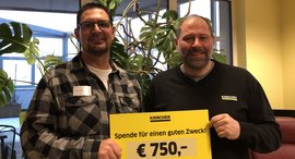 Personen halten einen Check in der Hand