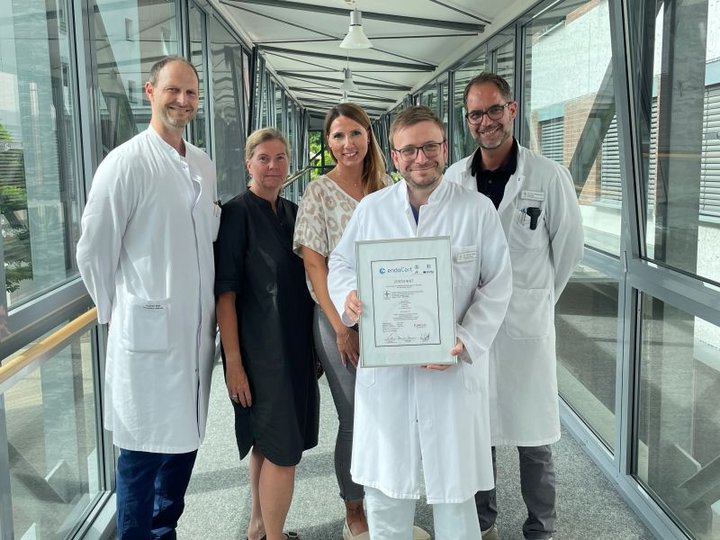 Ärzte der Stiftung kreuznacher diakonie zeigen eine Urkunde