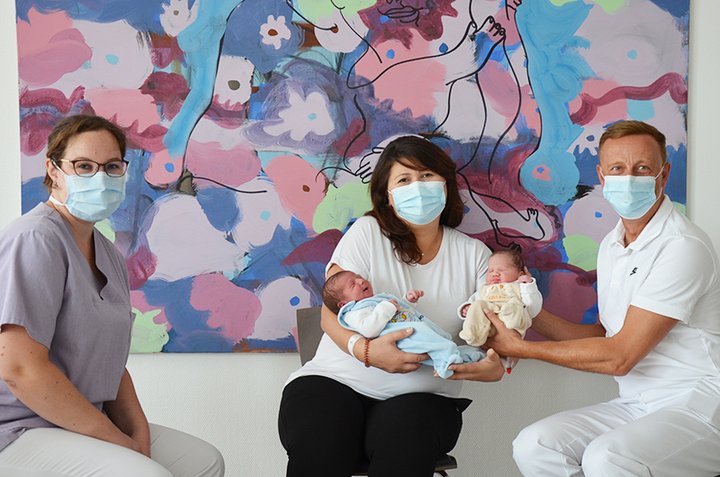 drei Personen mit Baby drauf 