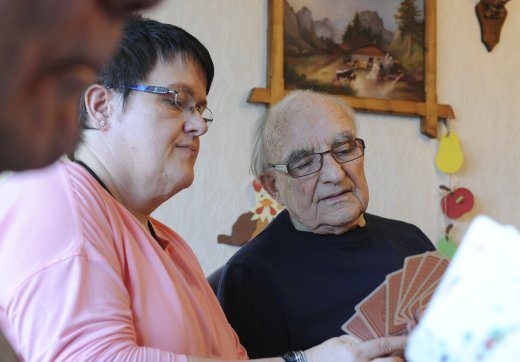 Kartenspielen mit den Senioren