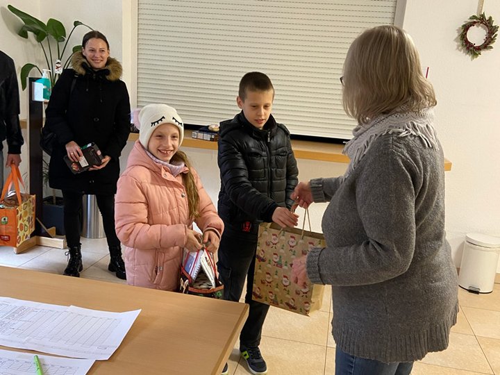 Kinder erhalten Überraschungstüten in der Tafel Idar-Oberstein der Stiftung kreuznacher diakonie