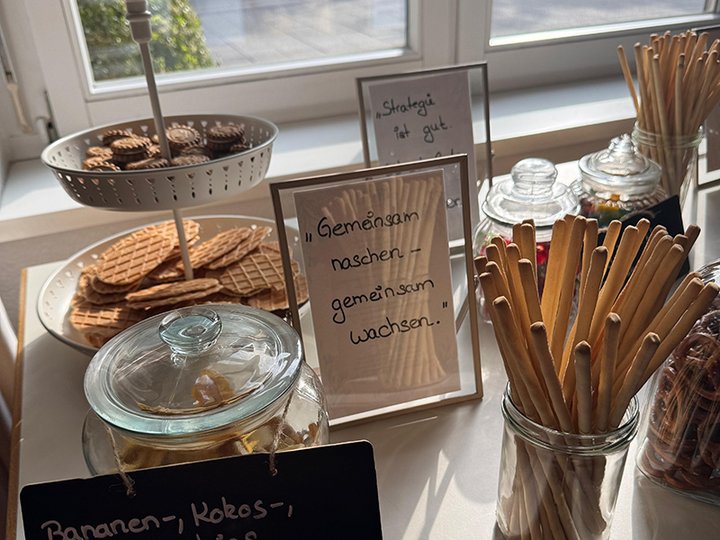 Buffet mit süßen und salzigen Naschereien