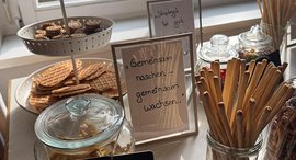 Buffet mit süßen und salzigen Naschereien