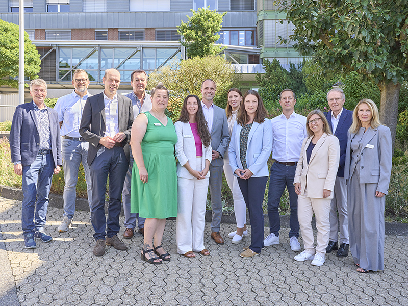 Gruppenbild anlässlich der Eröffnung der Hebammenzentrale in Simmern