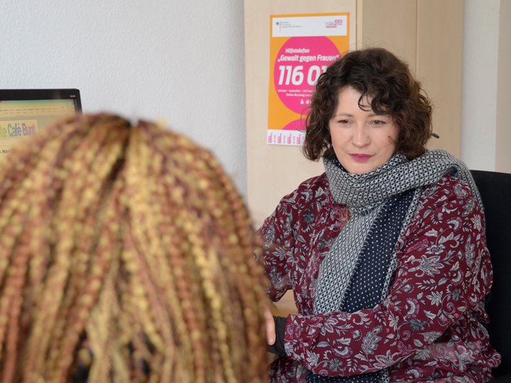 Beratungssituation zwei Frauen im Café Bunt