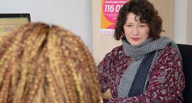 Beratungssituation zwei Frauen im Café Bunt